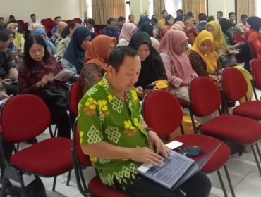 Asisten III Yusnaeni membuka Sosialisasi Perbup Sistem Kerja dan Pakaian Dinas ASN di Aula Kantor Bupati Parigi Moutong, Kamis (13/11/2025). Foto: Diskominfo Parimo