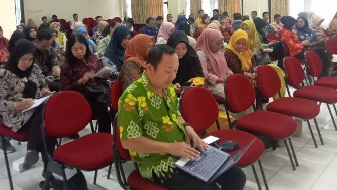 
 Asisten III Yusnaeni membuka Sosialisasi Perbup Sistem Kerja dan Pakaian Dinas ASN di Aula Kantor Bupati Parigi Moutong, Kamis (13/11/2025). Foto: Diskominfo Parimo 
