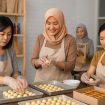 Perempuan pelaku UMKM sedang mengikuti pelatihan produksi makanan dan kerajinan sebagai bagian dari pemberdayaan ekonomi di daerah. Ilustrasi. Foto: AI-PPID
