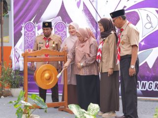 Wakil Gubernur Sulawesi Tengah Reny Lamadjido memukul gong sebagai tanda dibukanya Purple Scout Event V di SMP Negeri 5 Palu, Jumat (7/11/2025). Foto: Pemprov Sulteng