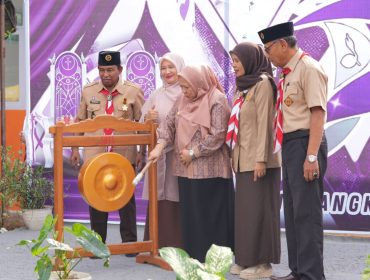 Wakil Gubernur Sulawesi Tengah Reny Lamadjido memukul gong sebagai tanda dibukanya Purple Scout Event V di SMP Negeri 5 Palu, Jumat (7/11/2025). Foto: Pemprov Sulteng
