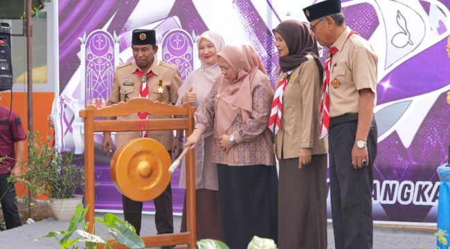 Wakil Gubernur Sulawesi Tengah Reny Lamadjido memukul gong sebagai tanda dibukanya Purple Scout Event V di SMP Negeri 5 Palu, Jumat (7/11/2025). Foto: Pemprov Sulteng