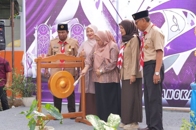 
 Wakil Gubernur Sulawesi Tengah Reny Lamadjido memukul gong sebagai tanda dibukanya Purple Scout Event V di SMP Negeri 5 Palu, Jumat (7/11/2025). Foto: Pemprov Sulteng