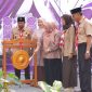 Wakil Gubernur Sulawesi Tengah Reny Lamadjido memukul gong sebagai tanda dibukanya Purple Scout Event V di SMP Negeri 5 Palu, Jumat (7/11/2025). Foto: Pemprov Sulteng