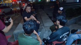 Wali Kota Palu berdialog dengan sejumlah pemuda saat meninjau kawasan Jalan Pattimura pada Kamis malam (13/11/2025). Foto: Imron/Pemkot Palu