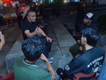 Wali Kota Palu berdialog dengan sejumlah pemuda saat meninjau kawasan Jalan Pattimura pada Kamis malam (13/11/2025). Foto: Imron/Pemkot Palu