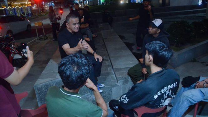 
 Wali Kota Palu berdialog dengan sejumlah pemuda saat meninjau kawasan Jalan Pattimura pada Kamis malam (13/11/2025). Foto: Imron/Pemkot Palu 
