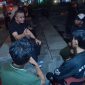 Wali Kota Palu berbincang dengan para pemuda di Jalan Pattimura pada kunjungan lapangan malam hari.