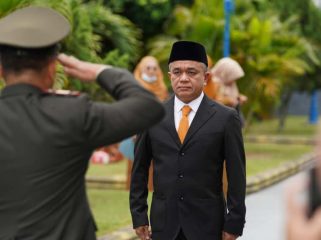 Wali Kota Palu Hadianto Rasyid memimpin langsung upacara peringatan Hari Pahlawan 2025 di Taman Makam Pahlawan Jalan Basuki Rahmat, Senin (10/11/2025). Foto: Jufri/Pemkot Palu