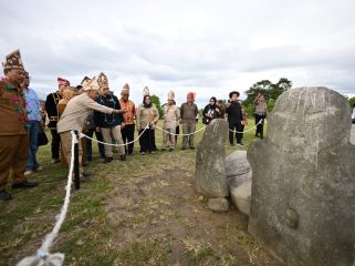 Fadli Zon Tinjau Situs Megalitik Lembah Behoa di Poso. Foto: Tim Media Gubernur Sulteng