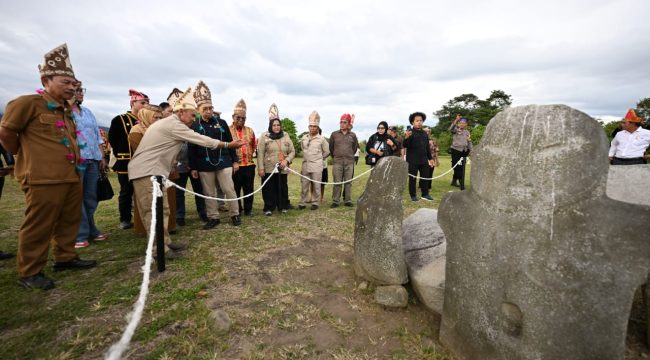 Fadli Zon Tinjau Situs Megalitik Lembah Behoa di Poso. Foto: Tim Media Gubernur Sulteng