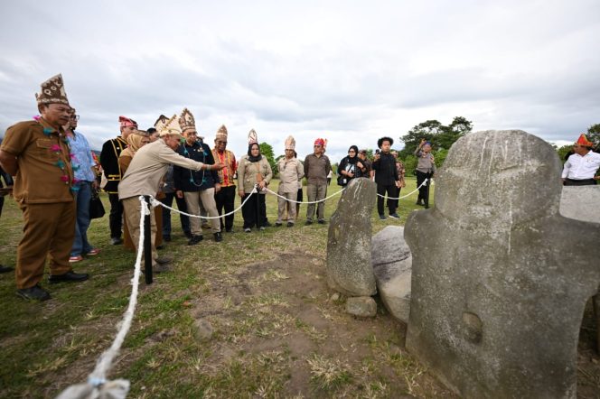 
 Fadli Zon Tinjau Situs Megalitik Lembah Behoa di Poso. Foto: Tim Media Gubernur Sulteng