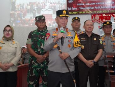 Kapolda Sulteng Irjen Pol Endi Sutendi meninjau pengamanan gereja jelang ibadah Malam Natal di Kota Palu. Foto: Dok. Polda Sulteng 