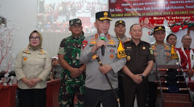Kapolda Sulteng Irjen Pol Endi Sutendi meninjau pengamanan gereja jelang ibadah Malam Natal di Kota Palu. Foto: Dok. Polda Sulteng 