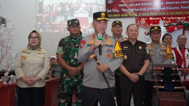 
 Kapolda Sulteng Irjen Pol Endi Sutendi meninjau pengamanan gereja jelang ibadah Malam Natal di Kota Palu. Foto: Dok. Polda Sulteng 
