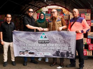 Perwakilan Trinusa Group menyerahkan bantuan kemanusiaan melalui posko terpadu BNPB di Bandara Halim Perdana Kusuma, Jakarta, Jumat (5/12/2025), untuk korban bencana alam di Aceh, Sumatera Barat, dan Sumatera Utara. Foto: Istimewa 