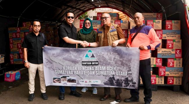 Perwakilan Trinusa Group menyerahkan bantuan kemanusiaan melalui posko terpadu BNPB di Bandara Halim Perdana Kusuma, Jakarta, Jumat (5/12/2025), untuk korban bencana alam di Aceh, Sumatera Barat, dan Sumatera Utara. Foto: Istimewa 