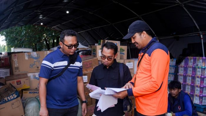 Tim Trinusa Group berkoordinasi dengan petugas BNPB saat pendataan bantuan bencana Sumatera di Bandara Halim Jakarta