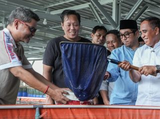 Gubernur Sulawesi Tengah Anwar Hafid (kanan) bersama jajaran meninjau sekaligus memanen ikan pada lokasi budidaya ikan air tawar di Desa Mpanau, Kecamatan Sigi Biromaru, Kabupaten Sigi, Jumat (16/1/2026), sebagai bagian dari penguatan Program Berani Tangkap Banyak. Foto: Pemprov Sulteng