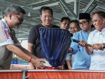 Gubernur Sulawesi Tengah Anwar Hafid (kanan) bersama jajaran meninjau sekaligus memanen ikan pada lokasi budidaya ikan air tawar di Desa Mpanau, Kecamatan Sigi Biromaru, Kabupaten Sigi, Jumat (16/1/2026), sebagai bagian dari penguatan Program Berani Tangkap Banyak. Foto: Pemprov Sulteng