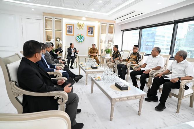 
 Suasana audiensi antara Pemerintah Provinsi Sulawesi Tengah dan Kementerian Lingkungan Hidup membahas penanganan tambang ilegal dan perlindungan lingkungan. Foto: Pemprov Sulteng 