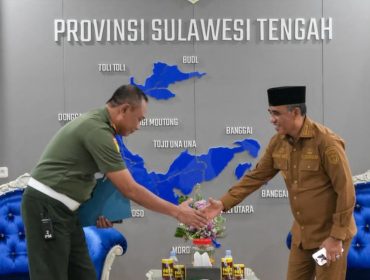 Gubernur Sulawesi Tengah Anwar Hafid menerima audiensi Komandan Polisi Militer Kodam XXIII/Palaka Wira, Kolonel Cpm Indra Jaya, di Ruang Kerja Gubernur Sulawesi Tengah, Palu, Selasa (20/1/2026). Foto: Pemprov Sulteng 