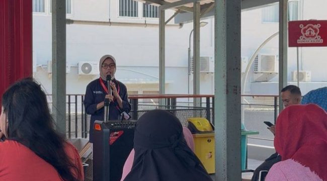 Pelaku UMKM mengikuti pelatihan teknis dan pengenalan solusi digital dalam kolaborasi Indibiz dan Rumah BUMN Palu. Foto: Dok. Telkom Regional 5 