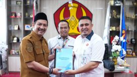 Rektor Untad menyerahkan data penerima Beasiswa Berani Cerdas kepada Kepala Dinas Pendidikan Sulawesi Tengah di Gedung Rektorat Untad. Foto: Tim Gubernur Sulteng