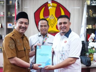 Rektor Untad menyerahkan data penerima Beasiswa Berani Cerdas kepada Kepala Dinas Pendidikan Sulawesi Tengah di Gedung Rektorat Untad. Foto: Tim Gubernur Sulteng 