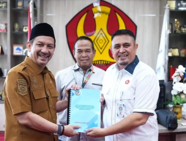 Rektor Untad menyerahkan data penerima Beasiswa Berani Cerdas kepada Kepala Dinas Pendidikan Sulawesi Tengah di Gedung Rektorat Untad. Foto: Tim Gubernur Sulteng
