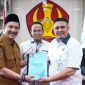 Rektor Untad menyerahkan data penerima Beasiswa Berani Cerdas kepada Kepala Dinas Pendidikan Sulawesi Tengah di Gedung Rektorat Untad. Foto: Tim Gubernur Sulteng 