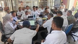 Sekretaris Daerah Kota Palu bersama jajaran BPBD, OPD terkait, serta unsur TNI–Polri saat rapat evaluasi penanganan banjir dan cuaca ekstrem di Posko Bencana BPBD Kota Palu, Rabu (21/1/2026). Foto: Iwan/Pemkot Palu 