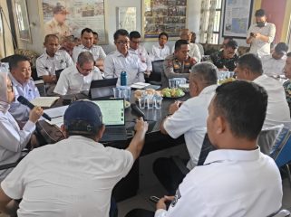 Sekretaris Daerah Kota Palu bersama jajaran BPBD, OPD terkait, serta unsur TNI–Polri saat rapat evaluasi penanganan banjir dan cuaca ekstrem di Posko Bencana BPBD Kota Palu, Rabu (21/1/2026). Foto: Iwan/Pemkot Palu 