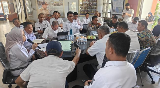 Sekretaris Daerah Kota Palu bersama jajaran BPBD, OPD terkait, serta unsur TNI–Polri saat rapat evaluasi penanganan banjir dan cuaca ekstrem di Posko Bencana BPBD Kota Palu, Rabu (21/1/2026). Foto: Iwan/Pemkot Palu 