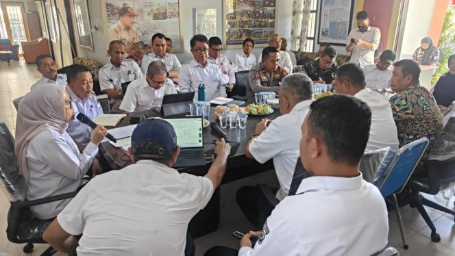 
 Sekretaris Daerah Kota Palu bersama jajaran BPBD, OPD terkait, serta unsur TNI–Polri saat rapat evaluasi penanganan banjir dan cuaca ekstrem di Posko Bencana BPBD Kota Palu, Rabu (21/1/2026). Foto: Iwan/Pemkot Palu 