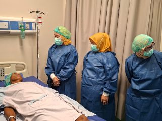 Wakil Wali Kota Palu, Imelda Liliana Muhidin, secara simbolis meresmikan Layanan Bedah Retina pertama di Provinsi Sulawesi Tengah (Sulteng) yang diluncurkan RSUD Anutapura Palu, Senin (05/01/2026). Foto: Jufri/Pemkot Palu