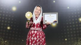Wakil Wali Kota Palu Liliana menerima penghargaan UHC Award 2026. Foto: Istimewa