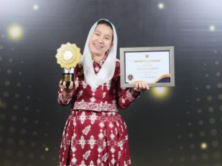 Wakil Wali Kota Palu Liliana menerima penghargaan UHC Award 2026. Foto: Istimewa 