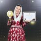 Wakil Wali Kota Palu Liliana menerima penghargaan UHC Award 2026. Foto: Istimewa 
