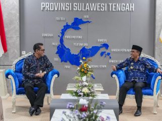 Gubernur Sulawesi Tengah Anwar Hafid menerima audiensi Kepala BPS Sulawesi Tengah di Kantor Gubernur dalam rangka penguatan kebijakan pembangunan berbasis data. Foto: Pemprov Sulteng