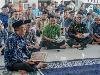 Gubernur Sulawesi Tengah Anwar Hafid memimpin tadarus bersama ASN Pemprov Sulteng dalam Gerakan 1 Hari 1 Juz. Foto: Dok. FB Anwar Hafid 