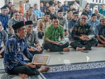 Gubernur Sulawesi Tengah Anwar Hafid memimpin tadarus bersama ASN Pemprov Sulteng dalam Gerakan 1 Hari 1 Juz. Foto: Dok. FB Anwar Hafid