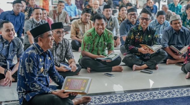 Gubernur Sulawesi Tengah Anwar Hafid memimpin tadarus bersama ASN Pemprov Sulteng dalam Gerakan 1 Hari 1 Juz. Foto: Dok. FB Anwar Hafid 