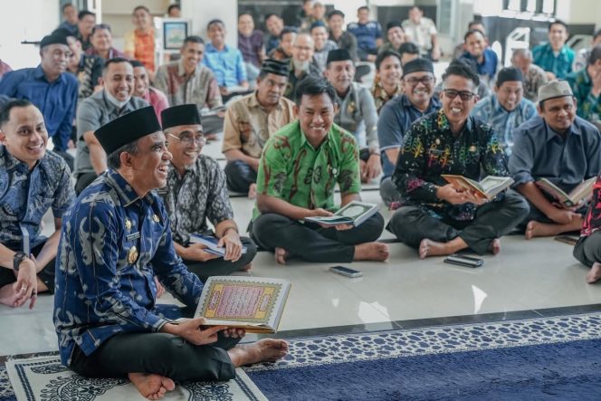 
 Gubernur Sulawesi Tengah Anwar Hafid memimpin tadarus bersama ASN Pemprov Sulteng dalam Gerakan 1 Hari 1 Juz. Foto: Dok. FB Anwar Hafid 