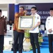 Penyerahan Piagam Penghargaan Desa Anti Korupsi kepada Bupati Parigi Moutong, Erwin Burase, oleh Menteri Hukum RI Supratman Andi Agtas pada peresmian Posbankum di halaman Pogombo Kantor Gubernur Sulawesi Tengah, Rabu (4/2/2026). Foto: Dok. Forkopim Parigi Moutong 