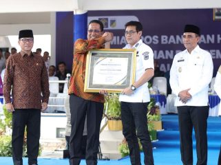 Penyerahan Piagam Penghargaan Desa Anti Korupsi kepada Bupati Parigi Moutong, Erwin Burase, oleh Menteri Hukum RI Supratman Andi Agtas pada peresmian Posbankum di halaman Pogombo Kantor Gubernur Sulawesi Tengah, Rabu (4/2/2026). Foto: Dok. Forkopim Parigi Moutong 