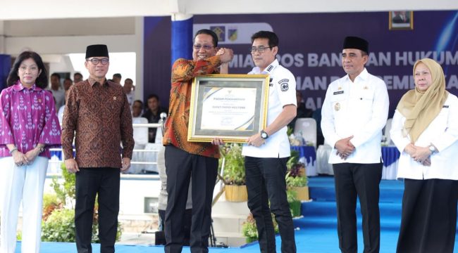 Penyerahan Piagam Penghargaan Desa Anti Korupsi kepada Bupati Parigi Moutong, Erwin Burase, oleh Menteri Hukum RI Supratman Andi Agtas pada peresmian Posbankum di halaman Pogombo Kantor Gubernur Sulawesi Tengah, Rabu (4/2/2026). Foto: Dok. Forkopim Parigi Moutong 