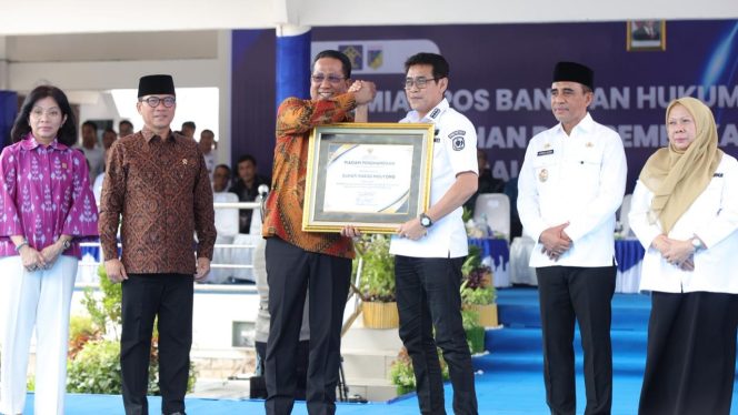 
 Penyerahan Piagam Penghargaan Desa Anti Korupsi kepada Bupati Parigi Moutong, Erwin Burase, oleh Menteri Hukum RI Supratman Andi Agtas pada peresmian Posbankum di halaman Pogombo Kantor Gubernur Sulawesi Tengah, Rabu (4/2/2026). Foto: Dok. Forkopim Parigi Moutong 