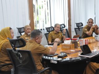 Wali Kota Palu Hadianto Rasyid bersama Wakil Wali Kota Imelda Liliana Muhidin memimpin rapat penguatan reformasi birokrasi bersama pimpinan OPD di ruang kerja wali kota, Senin (23/02/2026). Foto: IM/Pemkot Palu