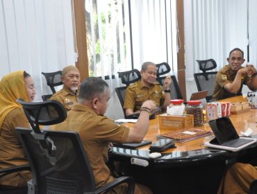 Wali Kota Palu Hadianto Rasyid bersama Wakil Wali Kota Imelda Liliana Muhidin memimpin rapat penguatan reformasi birokrasi bersama pimpinan OPD di ruang kerja wali kota, Senin (23/02/2026). Foto: IM/Pemkot Palu
